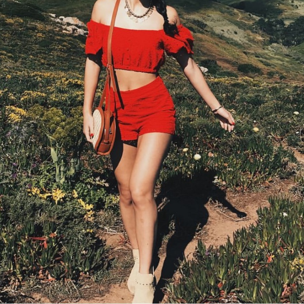 Red Short Eyelet Set - Picture 3 of 5